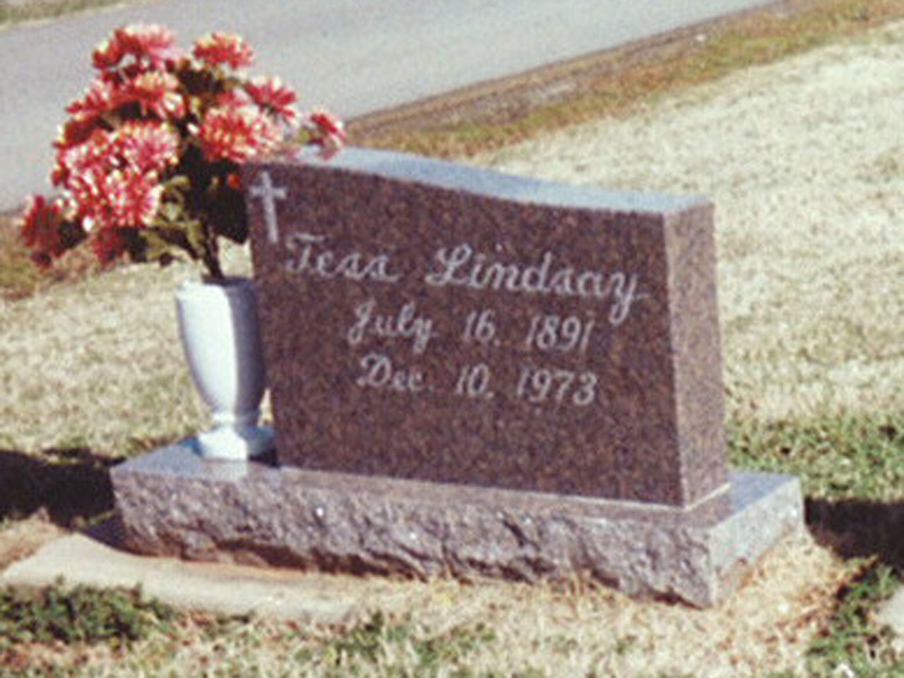Tess Lindsay headstone